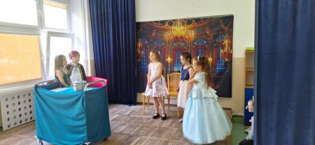 Przedstawienie Świetlicowego Koło Teatralnego pt. ''O królewnach grymaśnicach''...